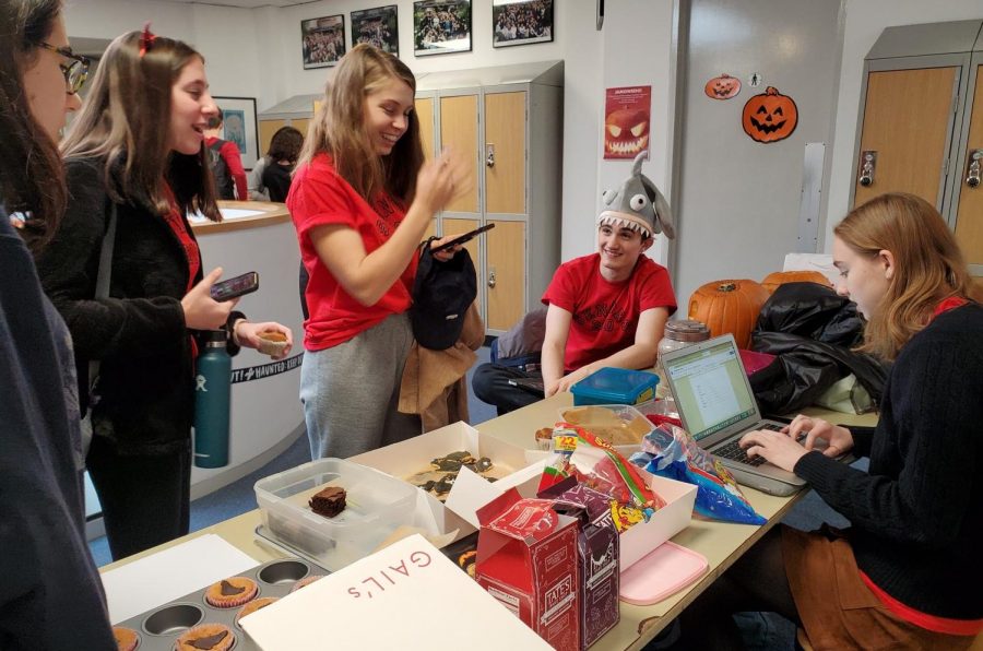 Students exchange art for sweet treats at the Jamoween trade on Oct. 31. The Jambalaya Literary Magazine hosts the annual event to garner community submissions and connect with contributors. 