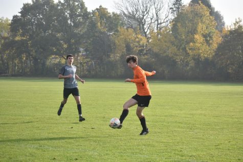Max van Zyl (’21) crosses the ball to a teammate. 