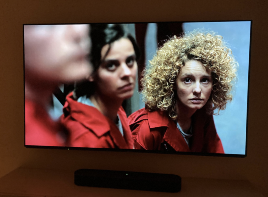 Watching foreign shows can not only act as a form of entertainment, but can also simultaneously improve language skills. Staff Writer Amber de Saint-Exupéry highlights 5 authentic Spanish TV shows on Netflix to help improve listening and comprehension skills.