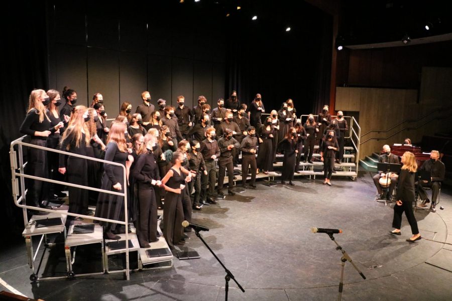 The+High+School+Concert+Choir%2C+directed+by+MS%2FHS+Choral+Directors+Lisa+Ross+and+Dustin+Francis%2C+performs+its+first+in-person+concert+since+2019.+Members+of+the+school+community+were+able+to+gather+in+the+School+Center+and+watch+the+live+performance.+