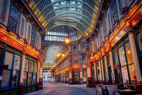 Leadenhall Market displays empty halls lined with lit shops. London’s charm meets modern-day shopping in this market where the historic architecture is combined with contemporary clothing stores, restaurants and souvenir shops.