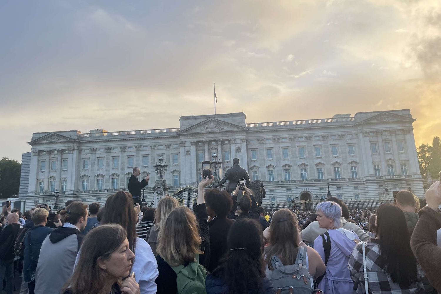 Crowds gather outside of Buckingham Palace Sept. 8. Following the death of Queen Elizabeth II, London residents flocked to the Palace to mourn and honor her 70-year reign.