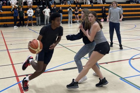 Amari Victor (25) dribbles the ball while Layla Khatiblou (25) screens the defender Nov. 30. Grade 10 won 21-18 against Grade 12 in the Student Council-organized tournament.