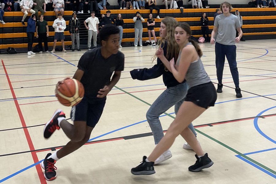 Amari Victor (25) dribbles the ball while Layla Khatiblou (25) screens the defender Nov. 30. Grade 10 won 21-18 against Grade 12 in the Student Council-organized tournament.