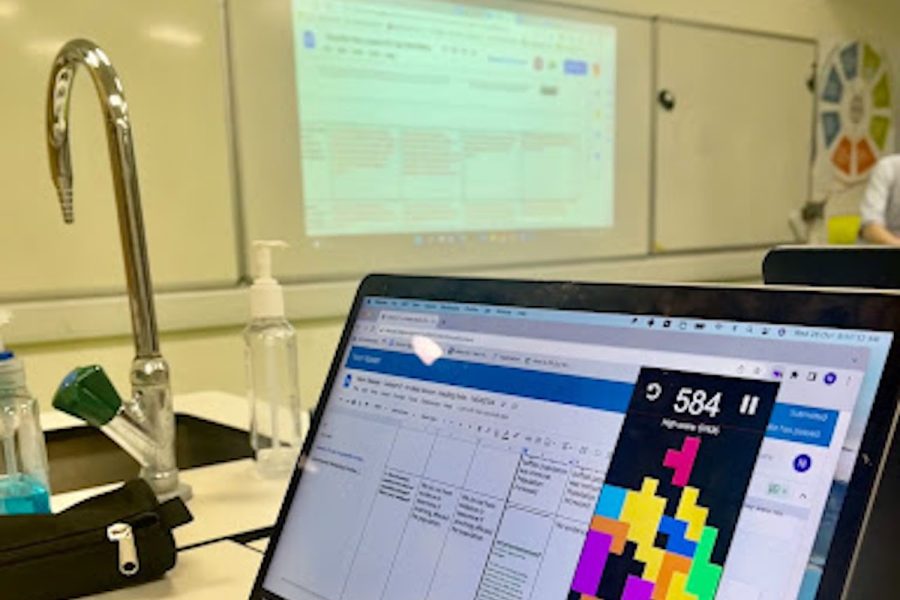 Noor Naseer (’25) plays Tetris during science class. A bookmark extension of the puzzle game Tetris is becoming popular among students in the High School.