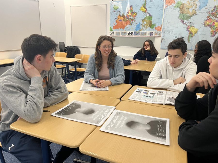 Lucas Bloom (’23) discusses with his group in the workshop “Breaking the Echo Chamber: Navigating the Risks of Online Groupthink” March 2. Workshop participants discussed the dangers of curated social media platforms.
