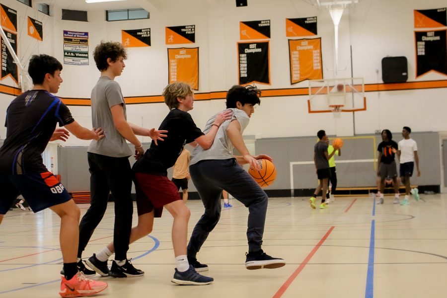 Justin Shaya (’26), Adam Sawan (’24) and Anderson Lugert (‘25) attempt to grab the ball from Anand Vandrevala (’23) as he dribbles to the hoop. Vandrevala’s team placed third out of seven teams. 