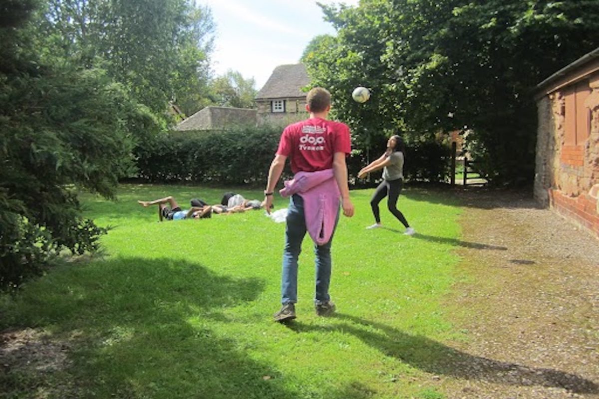 Clay Olson (’24) and Sara Khan (’24) play volleyball after returning from a group hike Sept. 1. The retreat also included activities such as yoga, team-building games and cooking.
