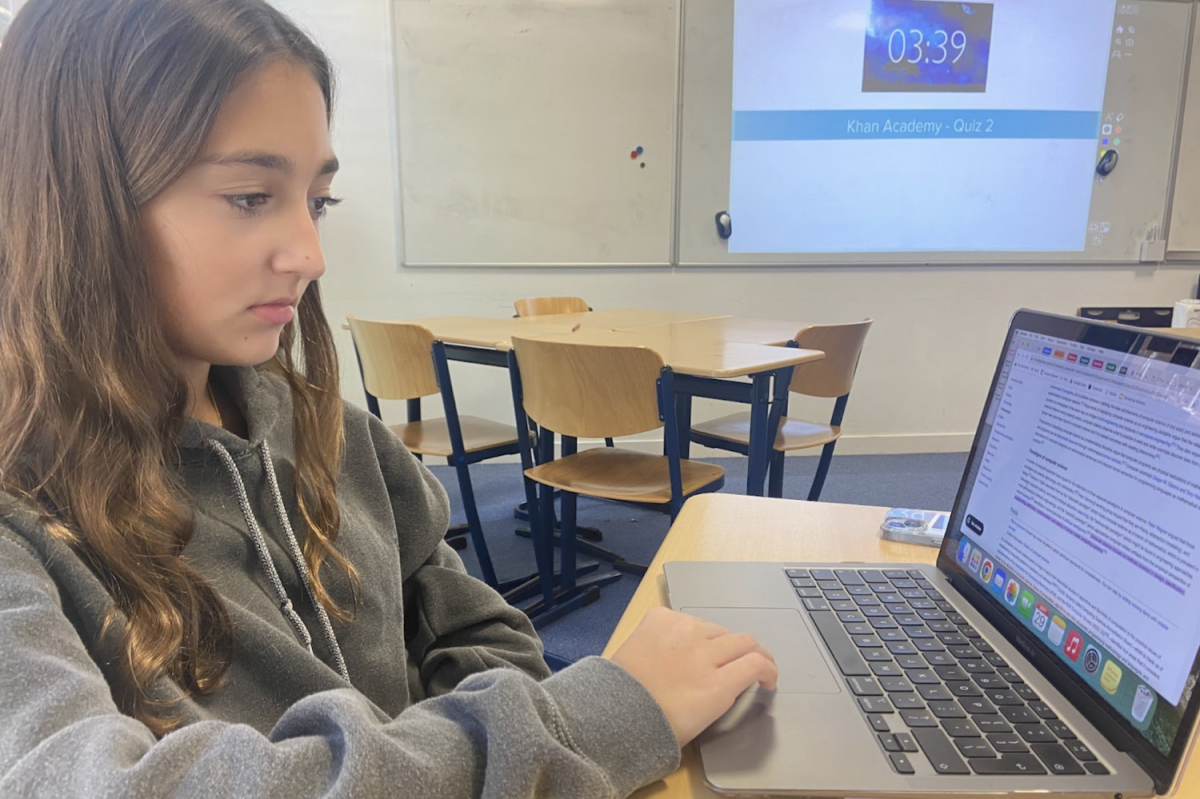 Maya Daley (’26) uses Wikipedia to look up information during an AP Computer Science Principles class. The U.K.’s new Online Safety bill faced backlash from Wikimedia Foundation, Wikipedia’s parent company, as Wikipedia will no longer be able to function to the same extent.