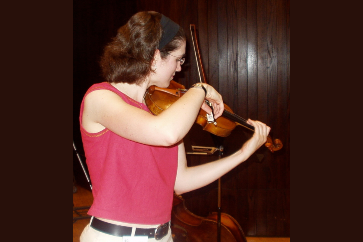 Music+Teacher+Lorraine+Davis+plays+the+violin.+Davis+discussed+her+career+pathway+and+experience+moving+across+the+pond.+